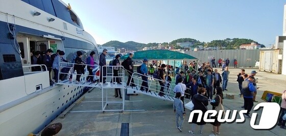 여객선에서 내리고 있는 관광객들. /© 뉴스1