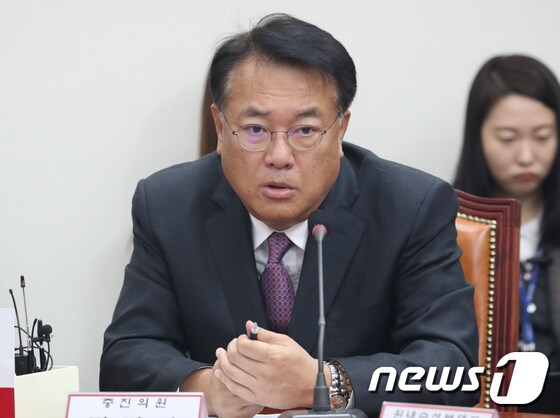정진석 자유한국당 의원/뉴스1 © News1 김명섭 기자