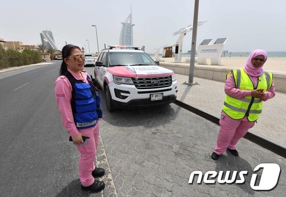 두바이 여성 경찰들과 앰뷸런스 © AFP=뉴스1