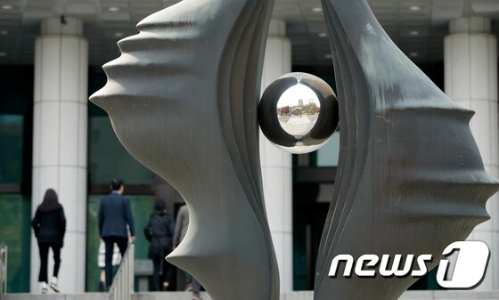 서울 서초동 대검찰청에 설치된 조형물 '서 있는 눈'. 2019.11.6/뉴스1 © News1 안은나 기자