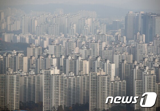 사진은 분양가 상한제 대상으로 선정된 서울 송파구 잠실 아파트 단지의 모습. © News1 신웅수 기자