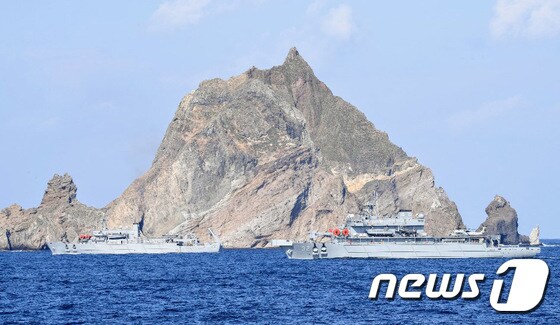 독도 헬기 추락 수색작업에 보강투입된 해군 광양함. /뉴스1 © News1