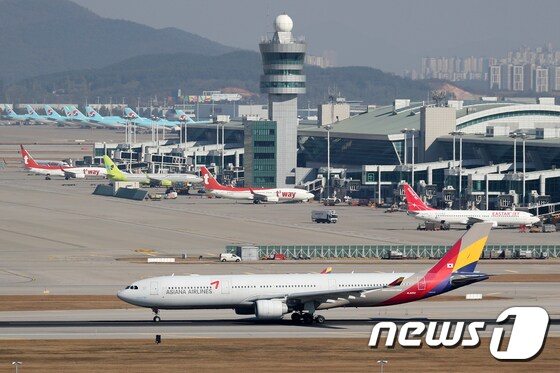인천국제공항 활주로에서 아시아나 항공기가 이륙을 준비하고 있다. 2019.11.7/뉴스1 © News1 민경석 기자
