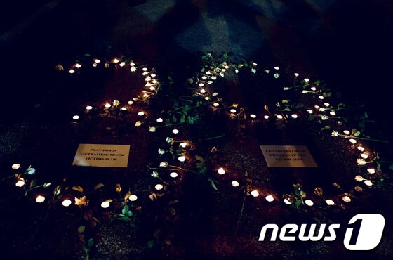 베트남 하노이의 한 가톨릭 성당에 냉동 컨테이너 참사 희생자 39명을 추모하는 촛불이 켜져 있다. © 로이터=뉴스1