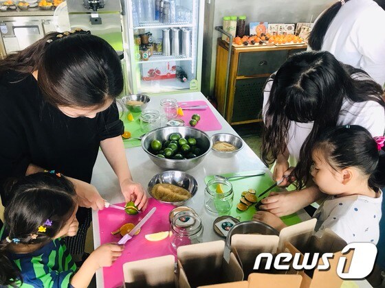 하효마을 감귤청 만들기 체험. /© 뉴스1