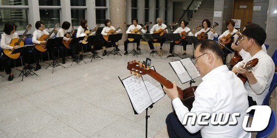 울산 북구문화예술회관 아카데미 수강생들의 기타 연주 모습. (울산 북구 제공) © 뉴스1