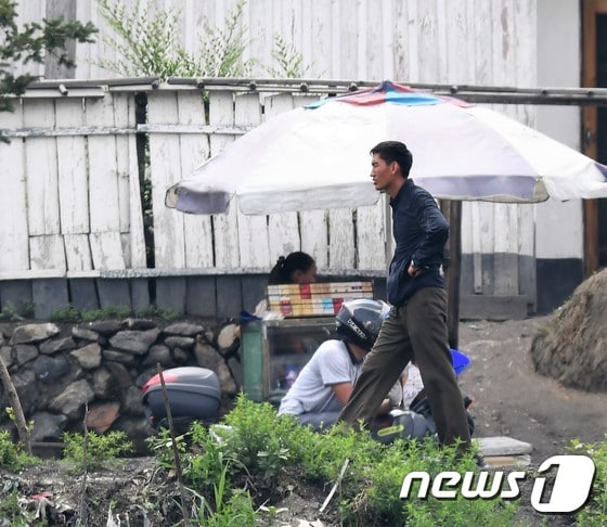북한의 장마당에서 담배를 팔고 있는 모습.(강동완 교수 제공) © 뉴스1