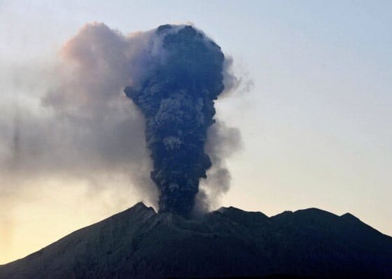 일본 가고시마현 사쿠라지마 화산이 8일 오후 3년 만에 가장 크게 폭발했다. <니혼게이자이신문 갈무리> 