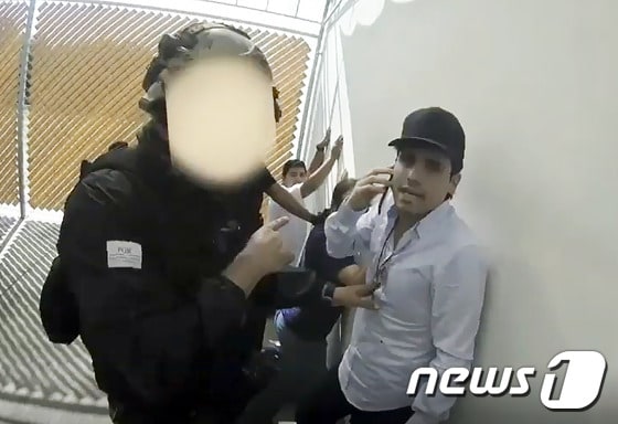 멕시코 특경대에 체포된 마약왕 구스만의 아들 오비디오의 모습. 전화로 공격을 멈추라 지시했지만 조직원들의 거센 저항이 지속되자 경찰은 그를 다시 풀어주고 말았다. 당시 체포 작전에 나섰던 경찰이 갱단에 암살 당했다. © AFP=뉴스1
