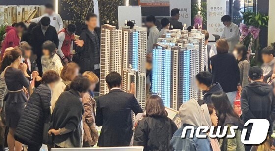 지난해 11월 인천 서구 청라동의 한 모델하우스에서 관람객들이 아파트 모형을 둘러보고 있다. 2019.11.8/© 뉴스1