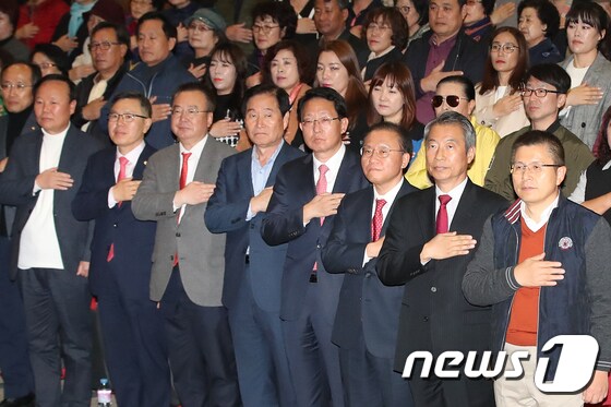 국민의례하는 황교안 대표와 자유한국당 의원들