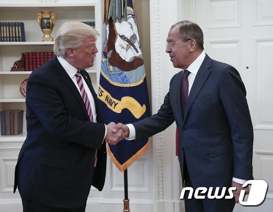 도널드 트럼프 미국 대통령(왼쪽)과 세르게이 라브로프 러시아 외무장관. <자료사진> © AFP=뉴스1