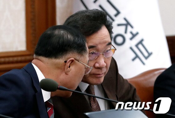 이낙연 총리와 홍남기 부총리 '속닥속닥'