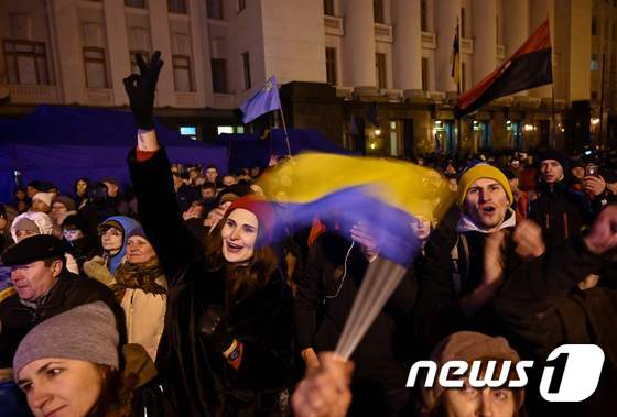 [사진] '노르망디 4자 회담’ 결과 기다리는 우크라 국민들