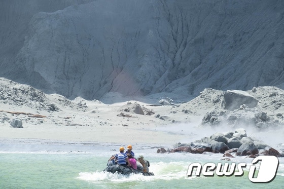 9일(현지시간) 뉴질랜드 화이트섬의 화산이 폭발한 뒤 관광객들이 섬을 탈출하고 있다. © 로이터=뉴스1