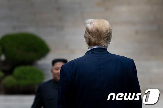 지난 6월30일 판문점에서 만난 김정은 북한 국무위원장(왼쪽)과 도널드 트럼프 미국 대통령. © AFP=뉴스1