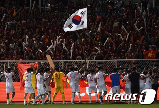 동남아시안게임 우승 후 팬들에게 인사하는 베트남 선수들. 관중석 사이에 태극기가 휘날리고 있다.  © AFP=뉴스1