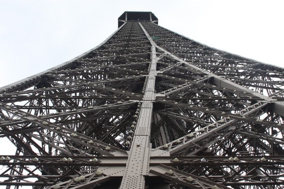 에펠탑 2층에서 올려다본 3층. 조성관 작가 제공
