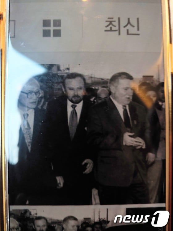 고 김우중 전 대우그룹 회장이 폴란드 자동차 회사 FSO를 인수할 당시 통역한 리만스키 아담씨(사진 가운데)와 폴란드 바웬사 대통령(사진 우측)/ © 뉴스1