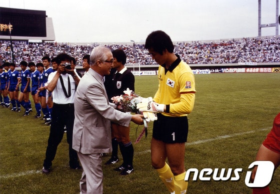 고(故) 김우중 전 대우그룹 회장이 대한축구협회장1988년부터 1992년) 시절 국가대표 선수들을 격려하고 있다.(대우세계경영연구회 사진 제공)© 뉴스1