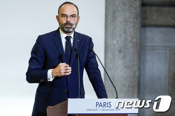 프랑스 에두아르 필리프 총리가 11일(현지시간) 파리에서 연금개혁안 세부내용을 발표하고 있다. © 로이터=뉴스1
