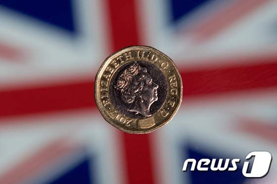 영국 국기 앞으로 보이는 파운드 동전 © AFP=뉴스1
