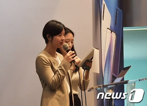 버지니아 쉬 샤오미 PR 매니저가 12일 서울 강남에서 열린 기자간담회에서 샤오미 5G 스마트폰 출시 예정에 대해 