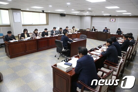 경기 수원시의회가 내년도 예산안 심사를 위해 12일 예산결산특별위원회를 개최했다.(수원시의회 제공)© 뉴스1