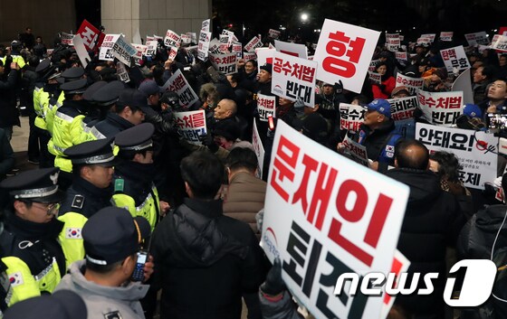 우리공화당 당원들이 13일 오후 '국회 해산', '공수처법 반대' 등의 구호를 외치며 국회 본청 진입을 시도하고 있다. 2019.12.13/뉴스1 © News1 이종덕 기자