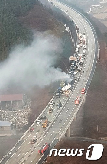 '차량 수십대 추돌 이어 화재' 마비된 상주-영천고속도로