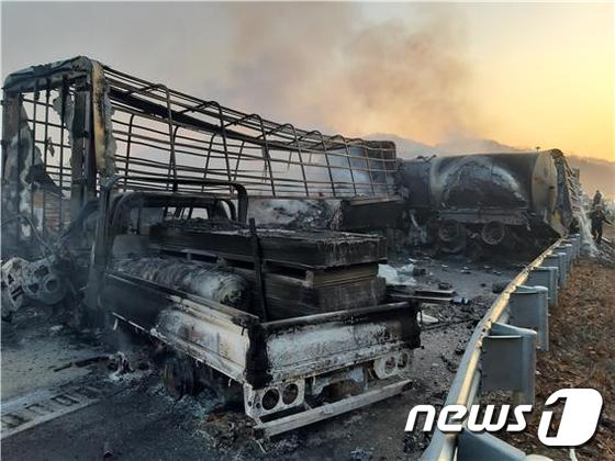 14일 새벽 경북 군위군 소보면 상주~영천고속도로 양방향에서 차량 43대가 연쇄 추돌했다. 일부 차량에서  화재가 발생했으며 2곳에서 일어난 사고로 모두 7명이 숨지고 32명이 부상했다.(경북소방본부 제공)© 뉴스1