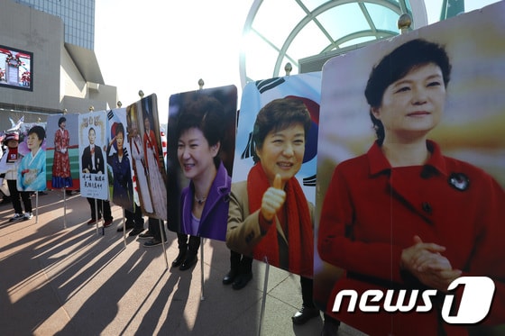 지난해 12월14일 동대구역 광장에서 열린 태극기집회 참가자들이 박근혜 전 대통령 사진을 들고 있다. 2019.12.14/뉴스1 © News1 공정식 기자