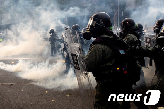 홍콩 경찰이 최루탄을 쏘며 시위를 진압하고 있다. <자료사진> © 로이터=뉴스1