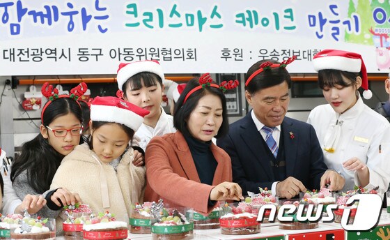 황인호 대전동구청장 '저소득층 아동에게 전달할 케이크 만들기'