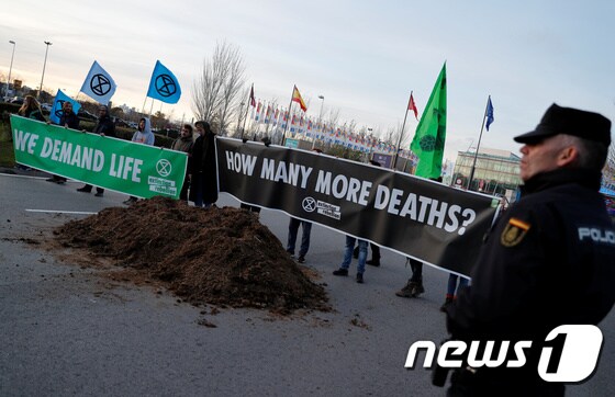 스페인 마드리드에서 열리고 있는 유엔 기후변화협약 당사국총회(COP25) 회의장 앞에서 환경단체들이 시위를 벌이고 있다. © 로이터=뉴스1