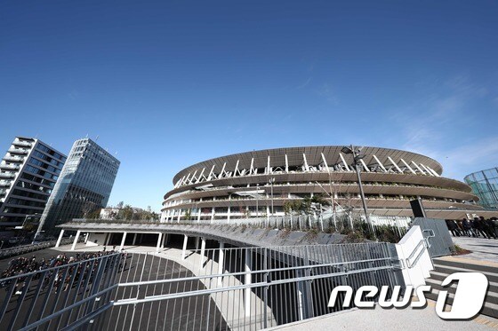 15일 도쿄도 신주쿠구에 있는 국립경기장에서 준공식이 열렸다. 국립경기장은 2020년 도쿄 올림픽·페럴림픽의 주경기장으로 쓰일 예정이다. © AFP=뉴스1