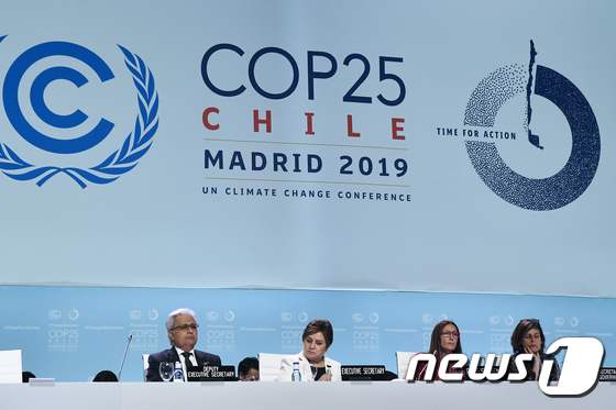 스페인 마드리드에서 15일(현지시간)까지 열린 유엔 기후변화협약 당사국총회(COP25). 당초 폐회일은 13일이었지만 합의 도출을 못하면서 일정이 이틀 더 연장됐다. © AFP=뉴스1