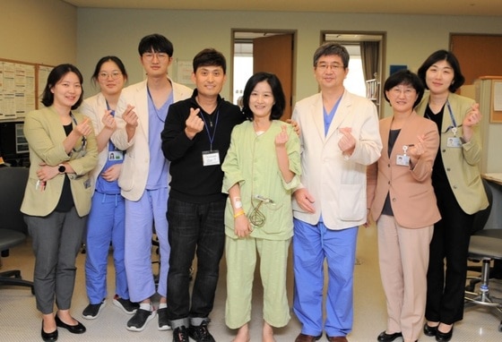 가운데 나여진 씨와 남편, 오른쪽 김욱성 교수 지난 11월 심근절제술을 받고 건강한 모습으로 퇴원했다.(사진제공=삼성성루병원)© 뉴스1