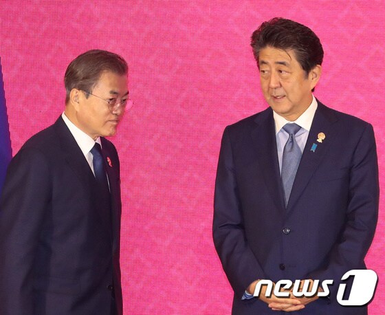 문재인 대통령(왼쪽)과 아베 신조 일본 총리 <자료사진> © 로이터=뉴스1