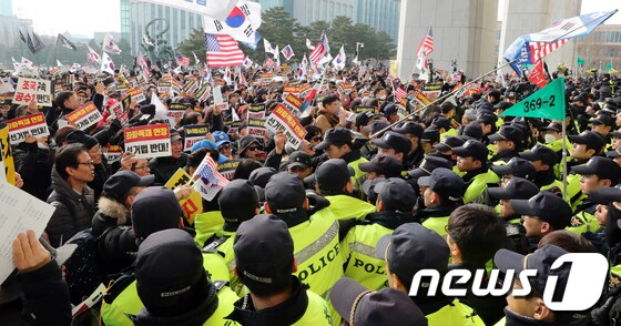 '선거법 반대' 외치며 국회 본청 진입 시도
