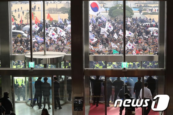 '국회 본청 앞에 모인 보수단체'