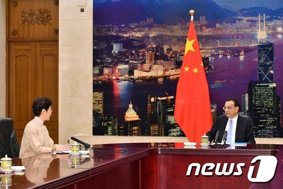 리커창 중국 총리(오른쪽)와 캐리 람 홍콩 행정장관이 16일 베이징 인민대회당에서 면담을 하고 있다. © AFP=뉴스1