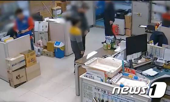 30대 아버지와 10대 아들이 마트에서 우유 등을 훔치다가 적발돼 용서를 구하고 있다.(CCTV 화면 캡처)© 뉴스1