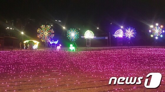 지난 12일부터 개장한 운정호수공원 빛 광장 © 뉴스1