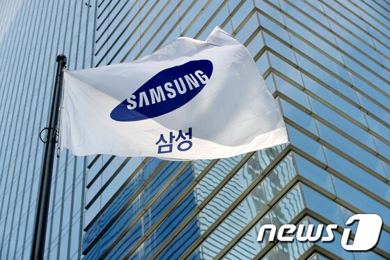 서울 서초구 삼성전자 사옥에 걸린 깃발의 모습/뉴스1 © News1