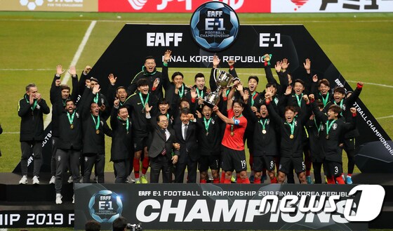 18일 오후 부산시 연제구 아시아드주경기장에서 열린 2019 동아시아축구연맹(EAFF) 풋볼 챔피언십(동아시안컵) 남자부 3차전 한국과 일본의 경기에서 한국이 1대 0 짜릿한 승리를 거두며 대회 3연패에 성공했다. 사진은 우승컵 들어올리는 한국 선수들. 2019.12.18/뉴스1 © News1 이동해 기자