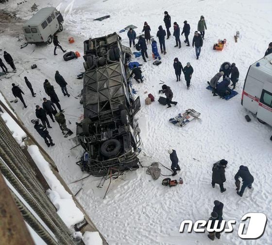 러시아 극동 시베리아 자바이칼스키주(州)에서 발생한 버스 추락 사고 현장. © AFP=뉴스1