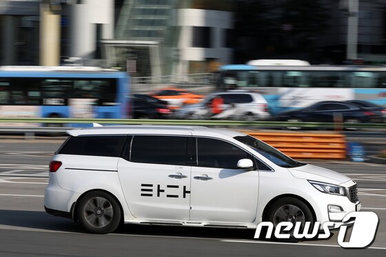 2일 서울 시내에 타다 차량이 운행하고 있다. 2019.12.2/뉴스1 © News1 이승배 기자