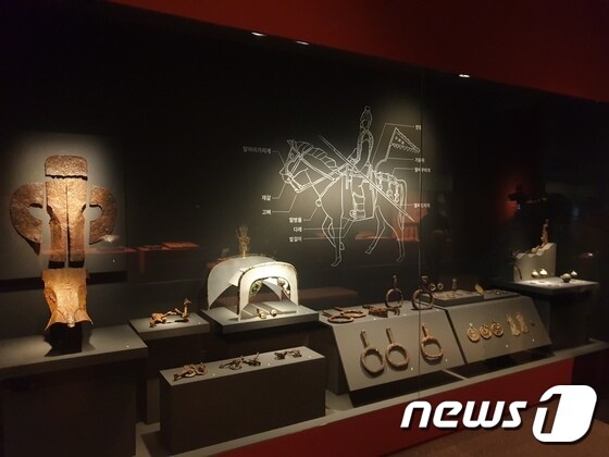 국립중앙박물관 기획전시실에서 열린 특별전 '가야본성-칼과 현'에 전시된 말갑옷.© 뉴스1 이기림 기자