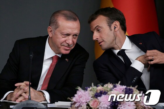 레제프 타이이프 에르도안 터키 대통령(왼쪽)과 에마뉘엘 마크롱 프랑스 대통령(오른쪽) © 로이터=뉴스1